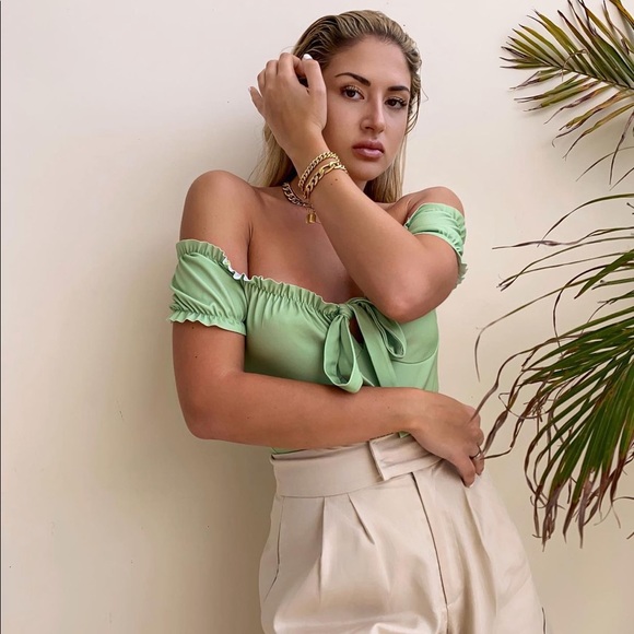 NWT TAYLOR OFF THE SHOULDER BODYSUIT IN GREEN - Picture 2 of 12